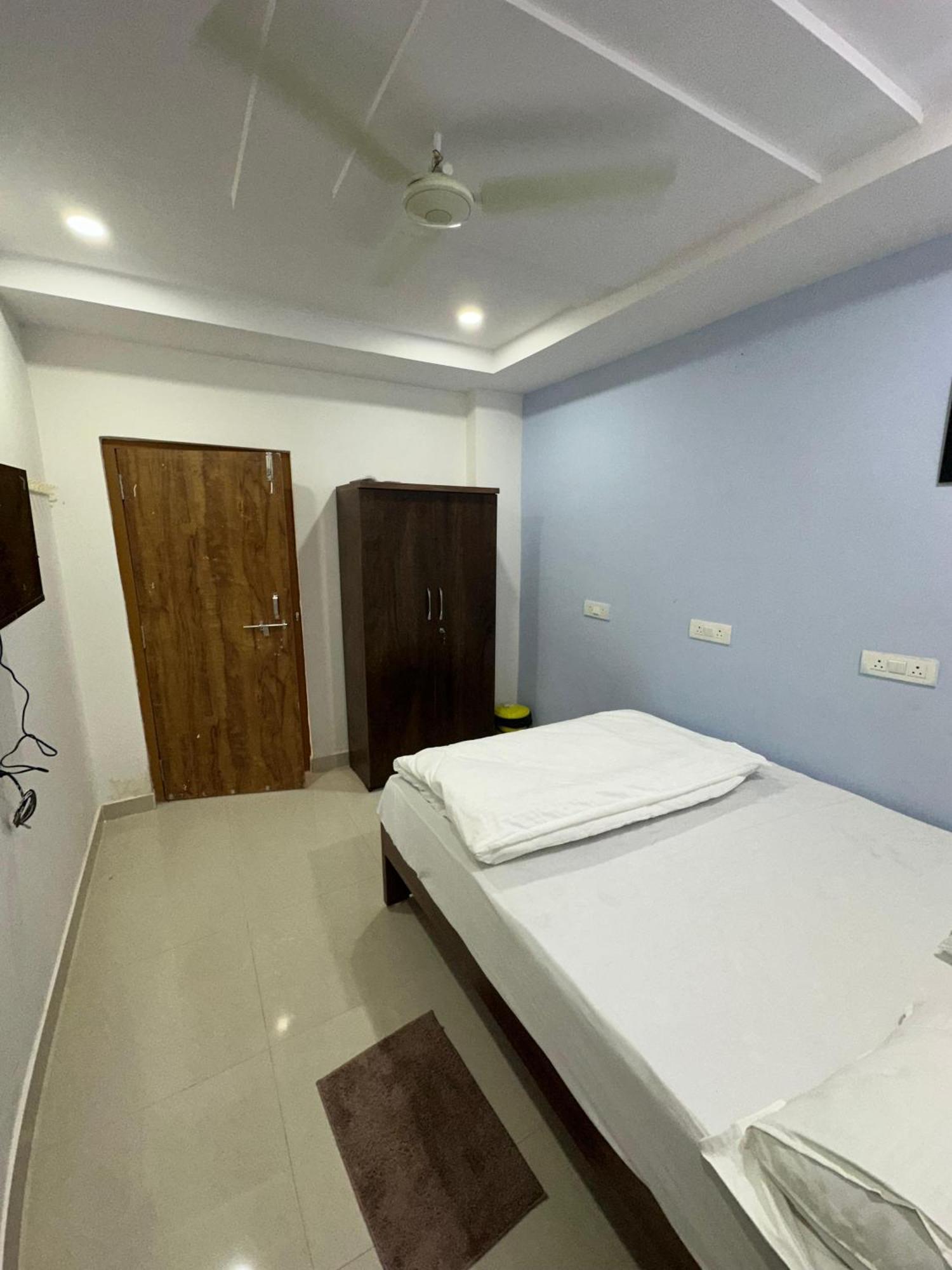 Cosmic Hotel & Guest House Gachibowli Raidurg Hyderabad Exterior photo