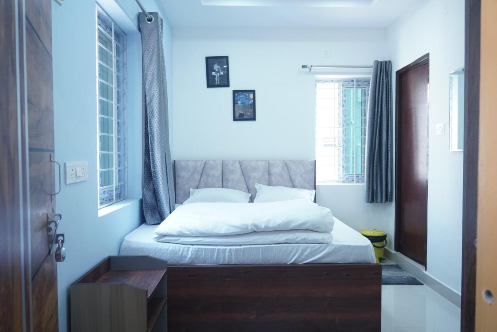 Cosmic Hotel & Guest House Gachibowli Raidurg Hyderabad Exterior photo